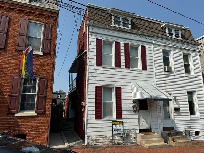 Building Photo - 911 Blunston St