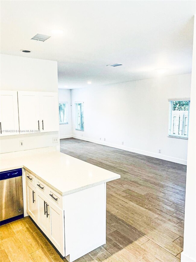 Building Photo - 2208 SW 3rd Ave