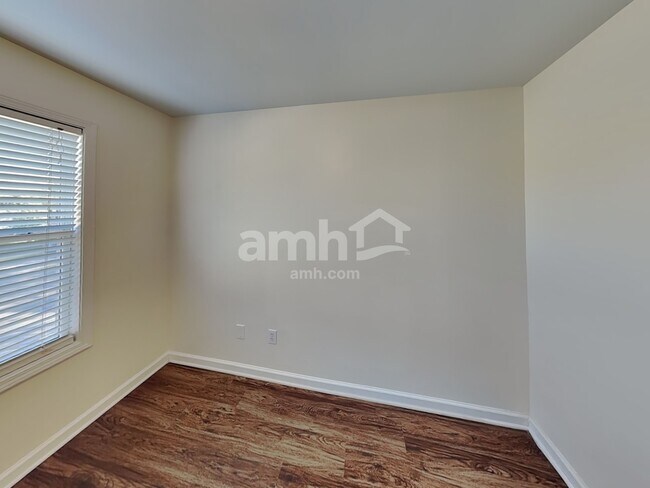 Building Photo - 204 Bates Ct