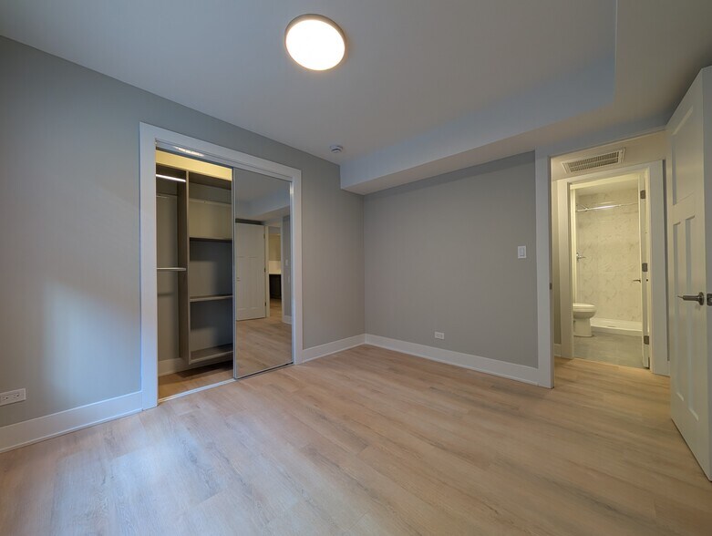 Building Photo - 1220 N LaSalle Dr