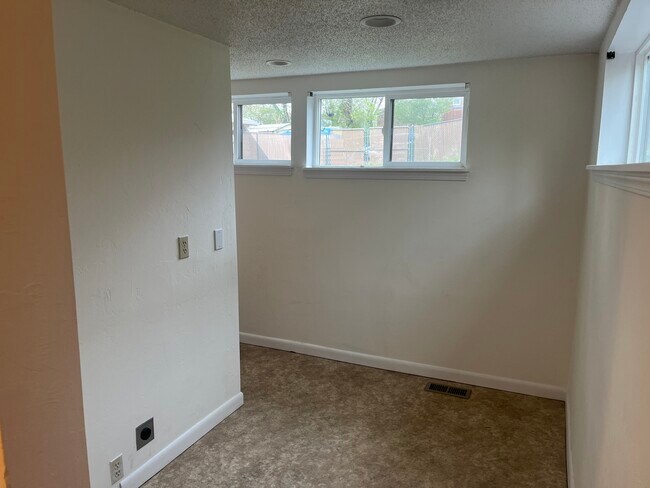 Laundry room - 1013 Arizona Ave