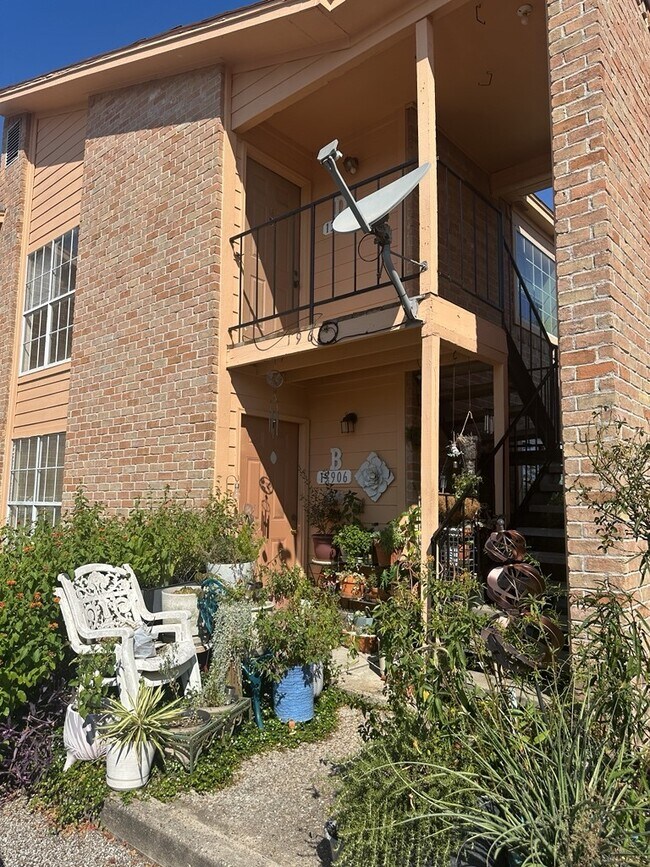Primary Photo - 13906 Buckingham Dr