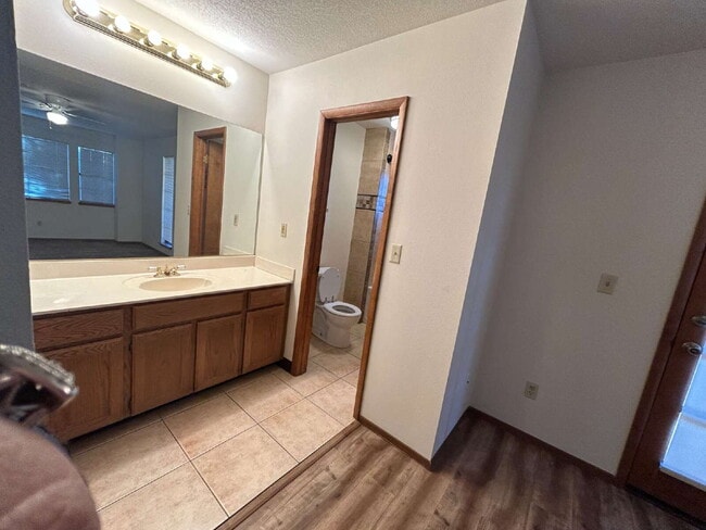 Building Photo - "Charming 2-Bed Townhouse Oasis with 2.5 Baths in Prime Las Vegas Location!"