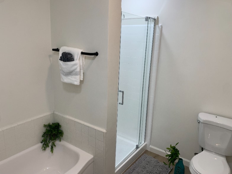 Building Photo - 220 E Live Oak St