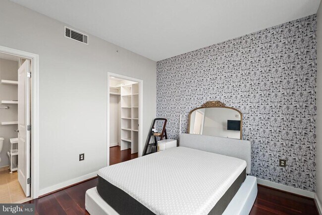 Building Photo - 157 Fleet St