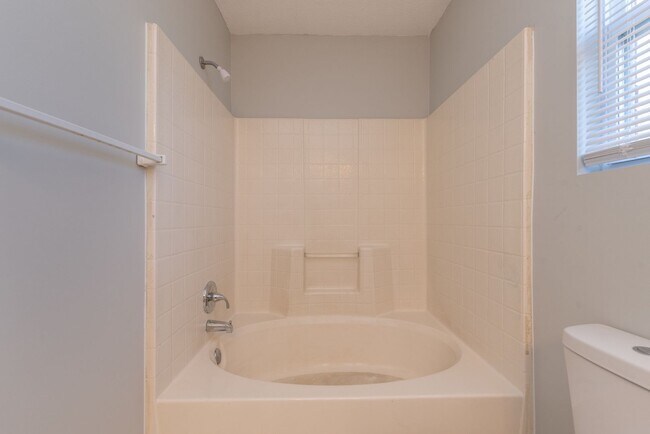 Building Photo - Delightful Pepperidge Home with Fireplace & Large Backyard