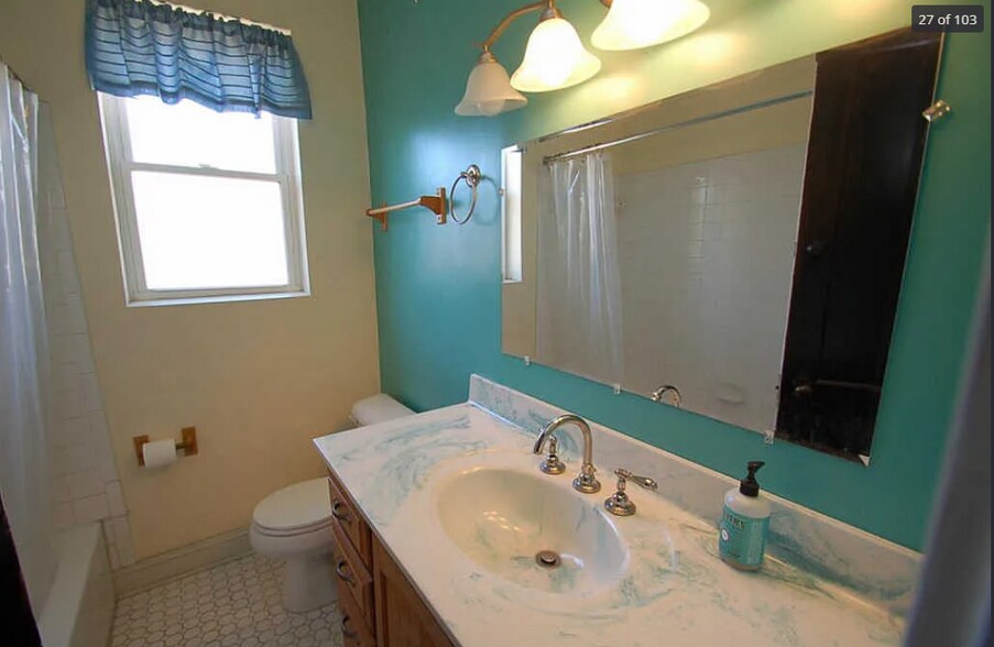 Building Photo - 983 Windsor St