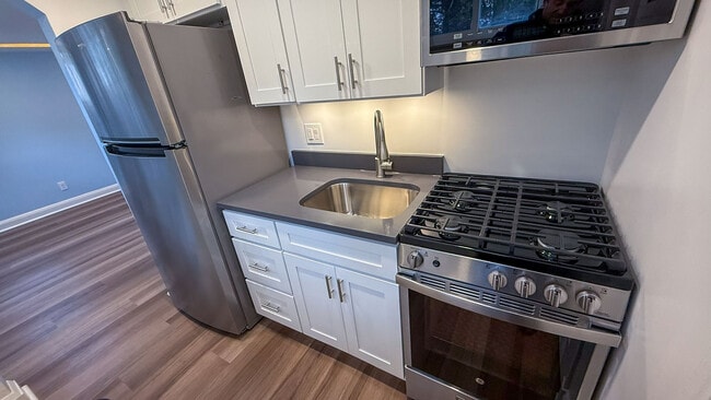 Building Photo - 2207 Sulgrave Ave