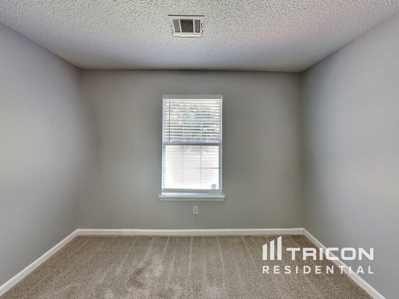 Building Photo - 6836 Saganaw Dr