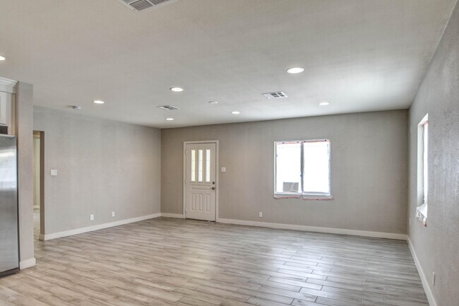 Building Photo - 4005 N 15th Ave