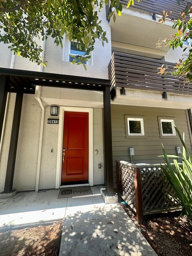Building Photo - Mission Blvd 2 Bedroom 2 Bath Unit!