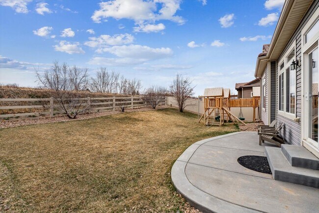 Building Photo - Beautiful 3 bedroom, 3 bath home backs to ...