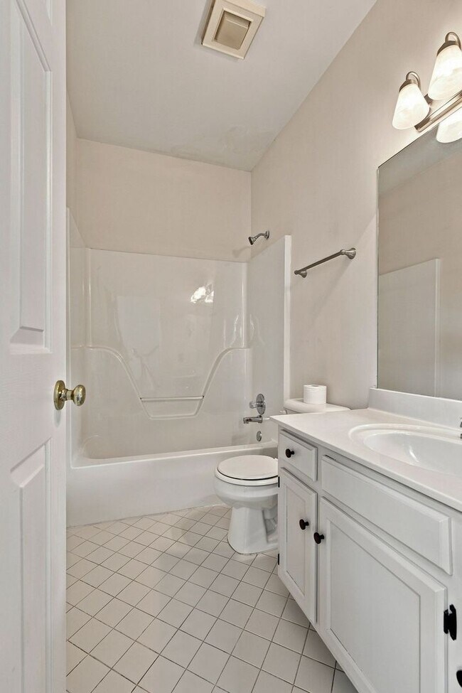 Building Photo - 605 Brelan Ct