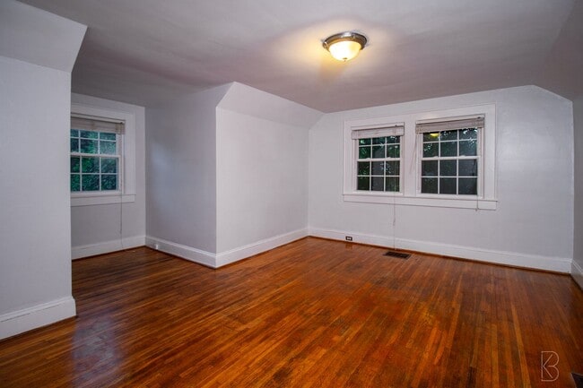 Building Photo - Prime location & Space!