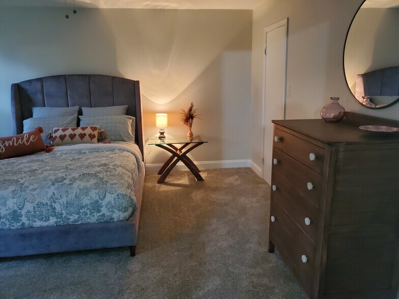 Building Photo - 1161 Lake Ave