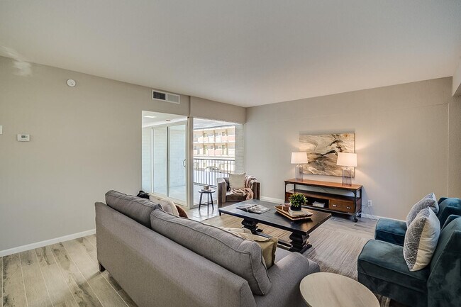 Building Photo - 351 E Thomas Rd