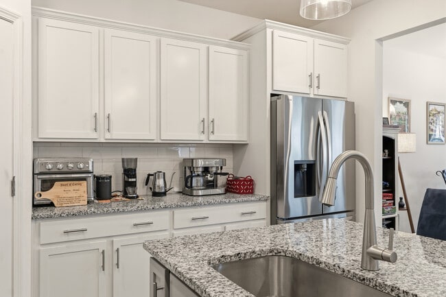 Building Photo - 17 Saltford Ln