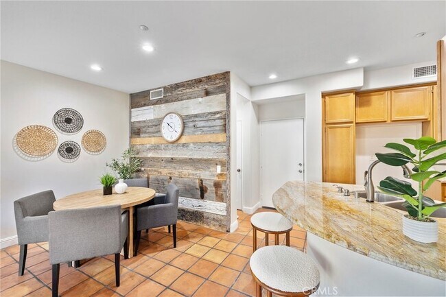 Building Photo - 19 Vinca Ct