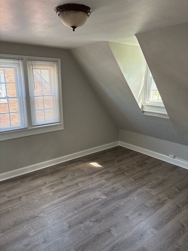 Building Photo - Butler Beauty on the Knoll!  6BR/3BA ready to go for next school year.