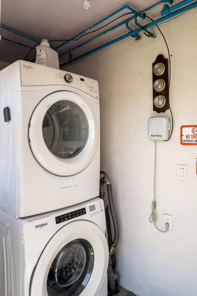 Building Photo - 3270 Cedar St