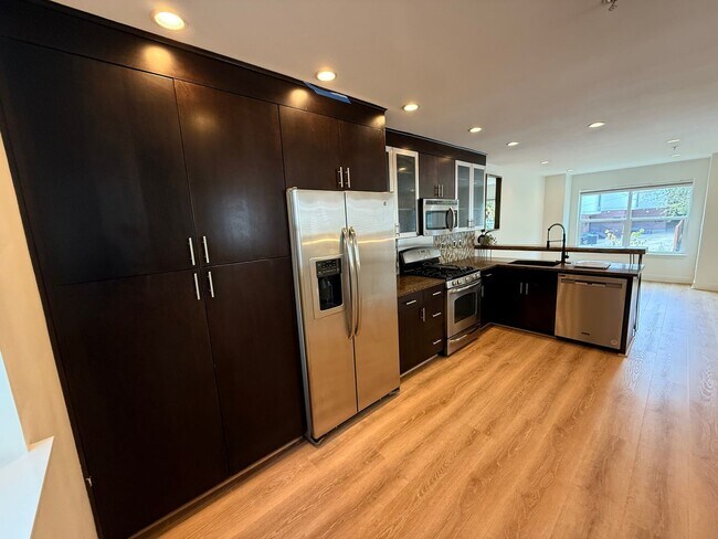 Building Photo - Modern Townhome Just One Block from Green ...