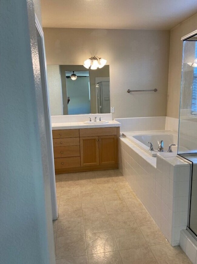 Building Photo - Beautiful 3 Bedroom Home