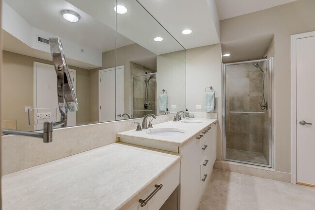 Building Photo - 2650 Lake Shore Dr