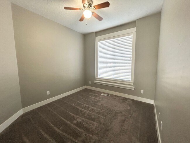 Building Photo - Luxury 3 Bedroom, 2 Bath Home with Granite Kitchen & Fenced Yard