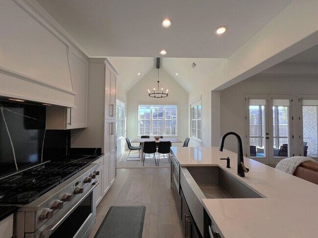 Building Photo - 607 Covington Walk Ln S