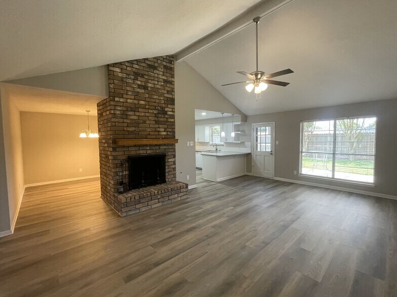 Building Photo - 1013 N Amy Dr