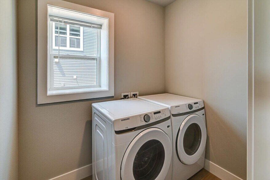 Building Photo - 2900 Blue Grass Dr