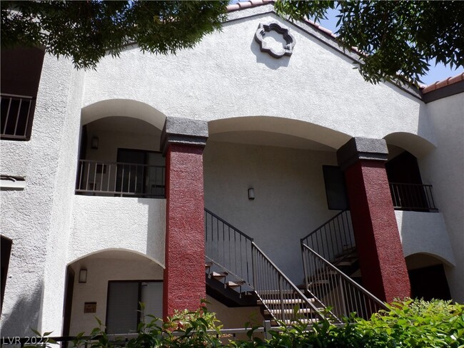 Building Photo - 950 Seven Hills Dr