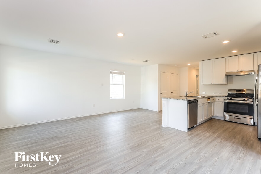 Building Photo - 8323 Piedra Medina