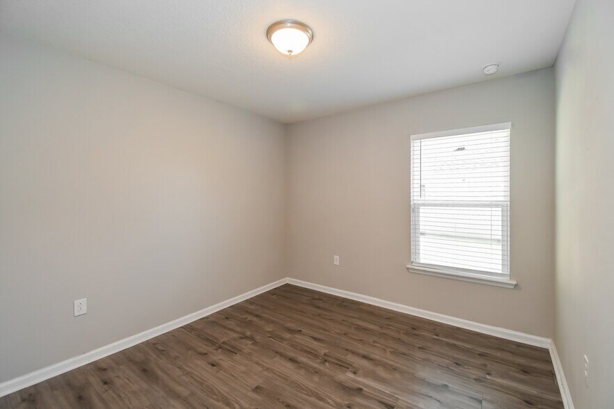 Building Photo - 194 Flach Dr