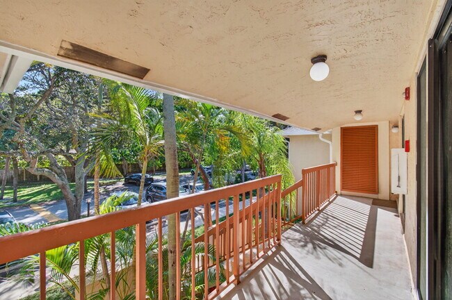 Building Photo - 3939 NE 5th Ave