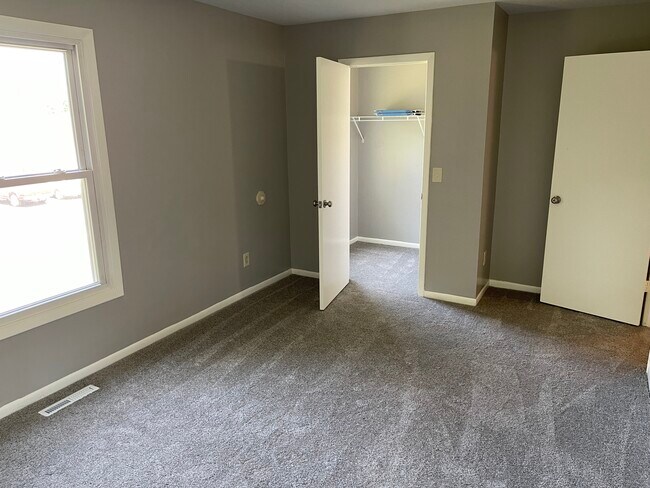 Building Photo - 4465 W Milham Ave