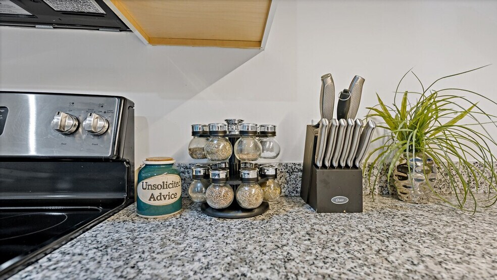 Building Photo - 5545 Davey St