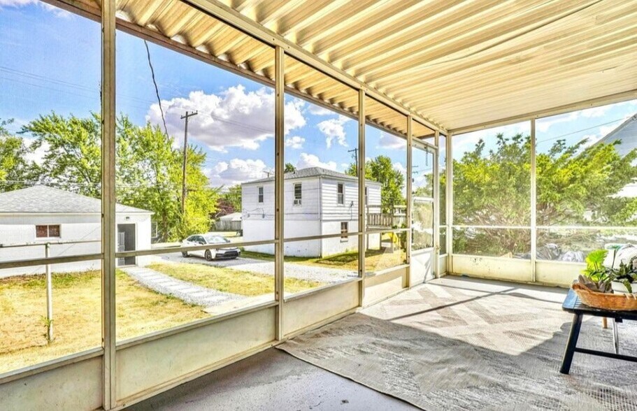 Building Photo - 4270 Broadway