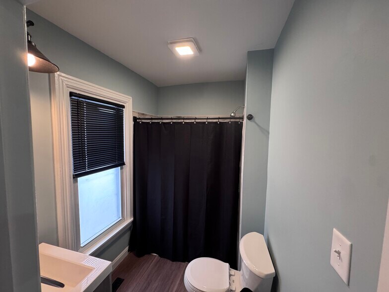 Building Photo - 110 E Locust St