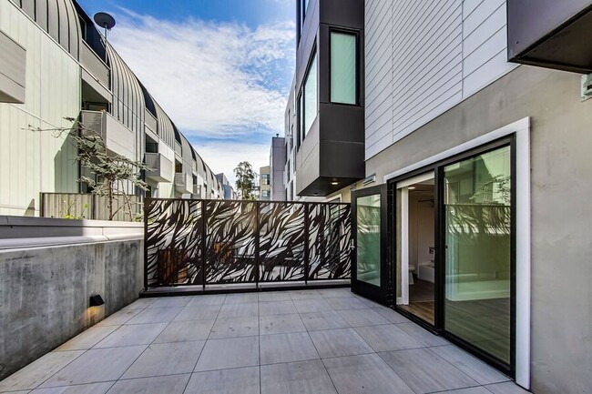 Building Photo - 2 bed/2 bath Loft with Private Patio on Ma...