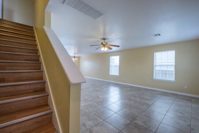 Building Photo - Spacious 4-Bedroom Home in Prime Round Roc...