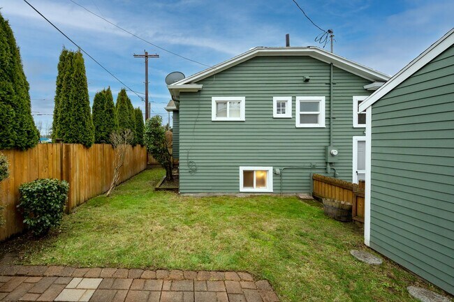 Building Photo - 758 N 66th St