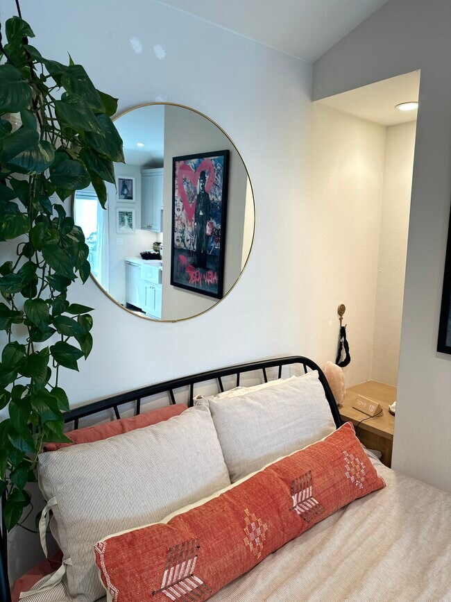 Building Photo - 2933 Midvale Ave