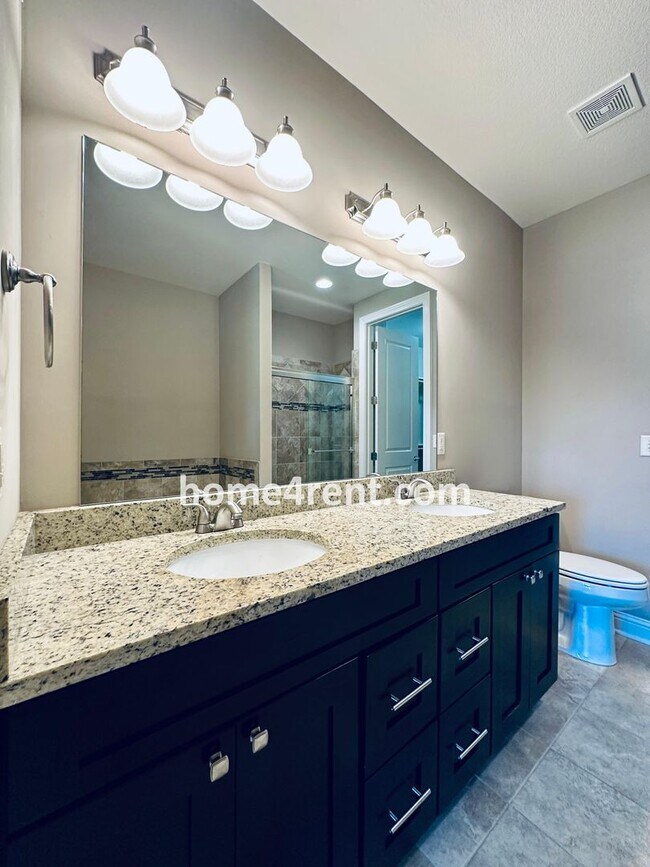 Building Photo - Main Level Primary Bedroom, Updated Kitche...