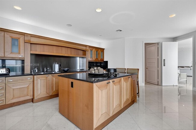 Building Photo - 20155 NE 38th Ct