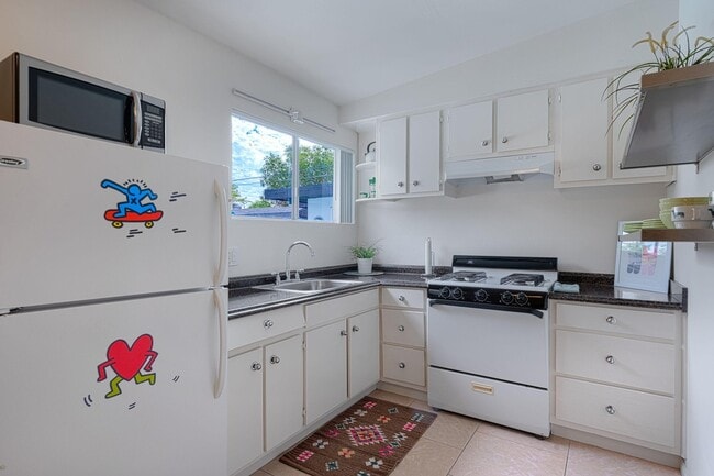 Full sized Kitchen - 525 E Cottonwood Rd