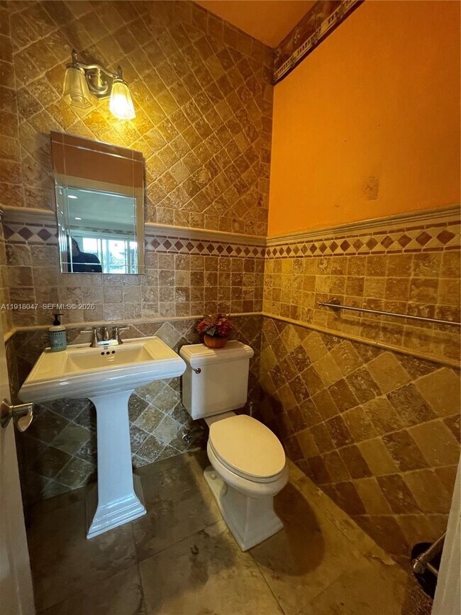 Building Photo - 232 SW 7th Ave