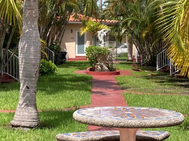 Building Photo - 2170 Bay Dr