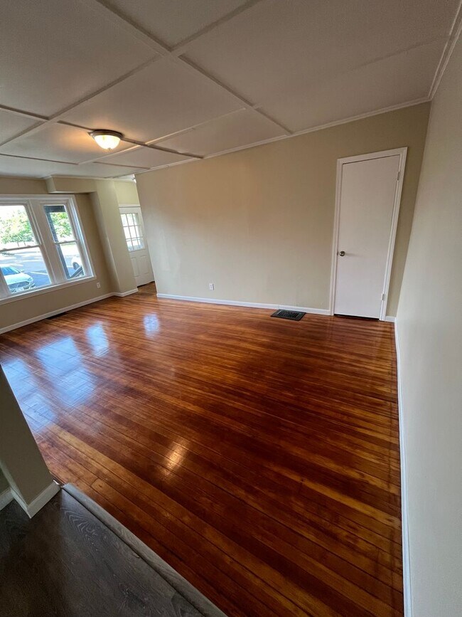 Building Photo - Gorgeous 1-bedroom, First floor! Apartment in quiet Pittsfield Street
