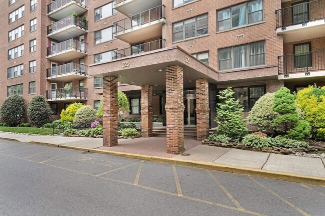 Building Photo - 225 St Pauls Ave